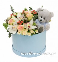Квіти в коробці з ведмедиком